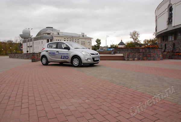 Hyundai i20 на площадку у Нижегородского цирка