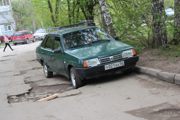 ВАЗ на убитой дороге Автозаводского района города Нижнего Новгорода
