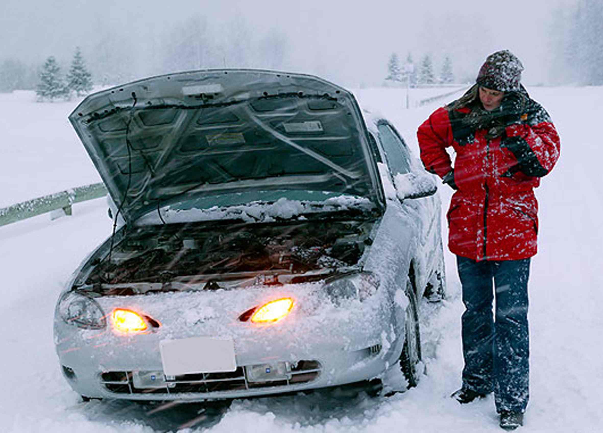 Машине почему е. Машина зима. Автомобиль взамержший. Машина зимой. Замерзшая машина.