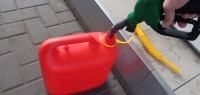 Почему на АЗС не наливают бензин в пластиковые канистры?