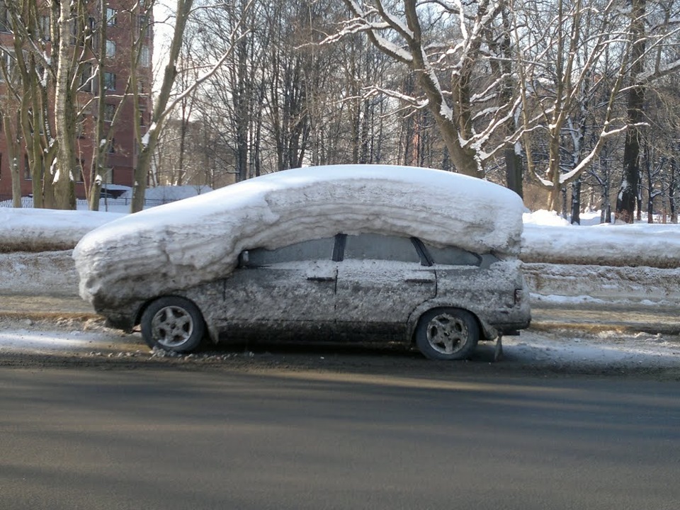 Машина не едет машина давит. Машина в сугробе. Сугроб на крыше авто. Машина вся в снегу. Машина с сугробом на крыше.