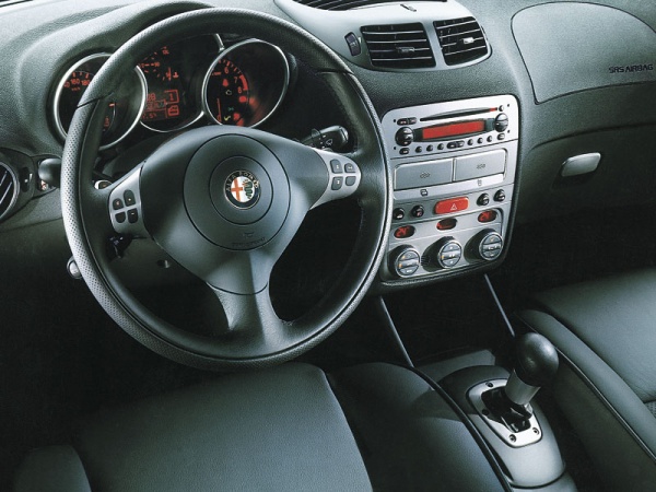 Alfa Romeo 147 Хэтчбек 3 дв. фото