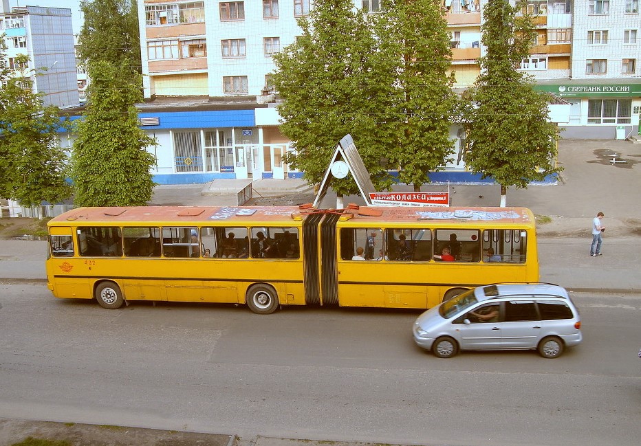 Обгон автобуса на остановке через сплошную