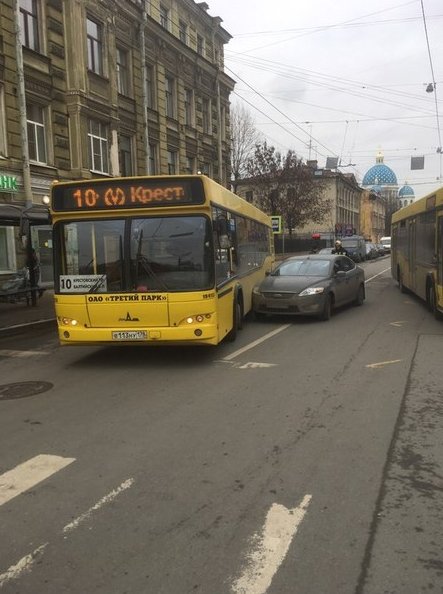 Большой проспект автобус. Должен ли водитель пропускать автобус отъезжающий от остановки.